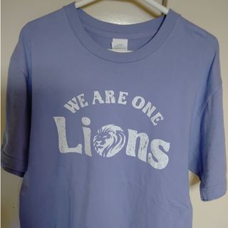 サイタマセイブライオンズ(埼玉西武ライオンズ)の西武ライオンズ　Tシャツ  ＬＩＯＮＳ ＦＵＮ！ カレッジ風（ブルー）Lサイズ(応援グッズ)