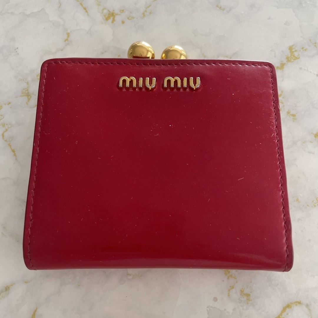miumiu(ミュウミュウ)のミュウミュウ  エナメル　がま口　二つ折り財布　赤　ゴールド レディースのファッション小物(財布)の商品写真