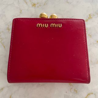 ミュウミュウ(miumiu)のミュウミュウ  エナメル　がま口　二つ折り財布　赤　ゴールド(財布)