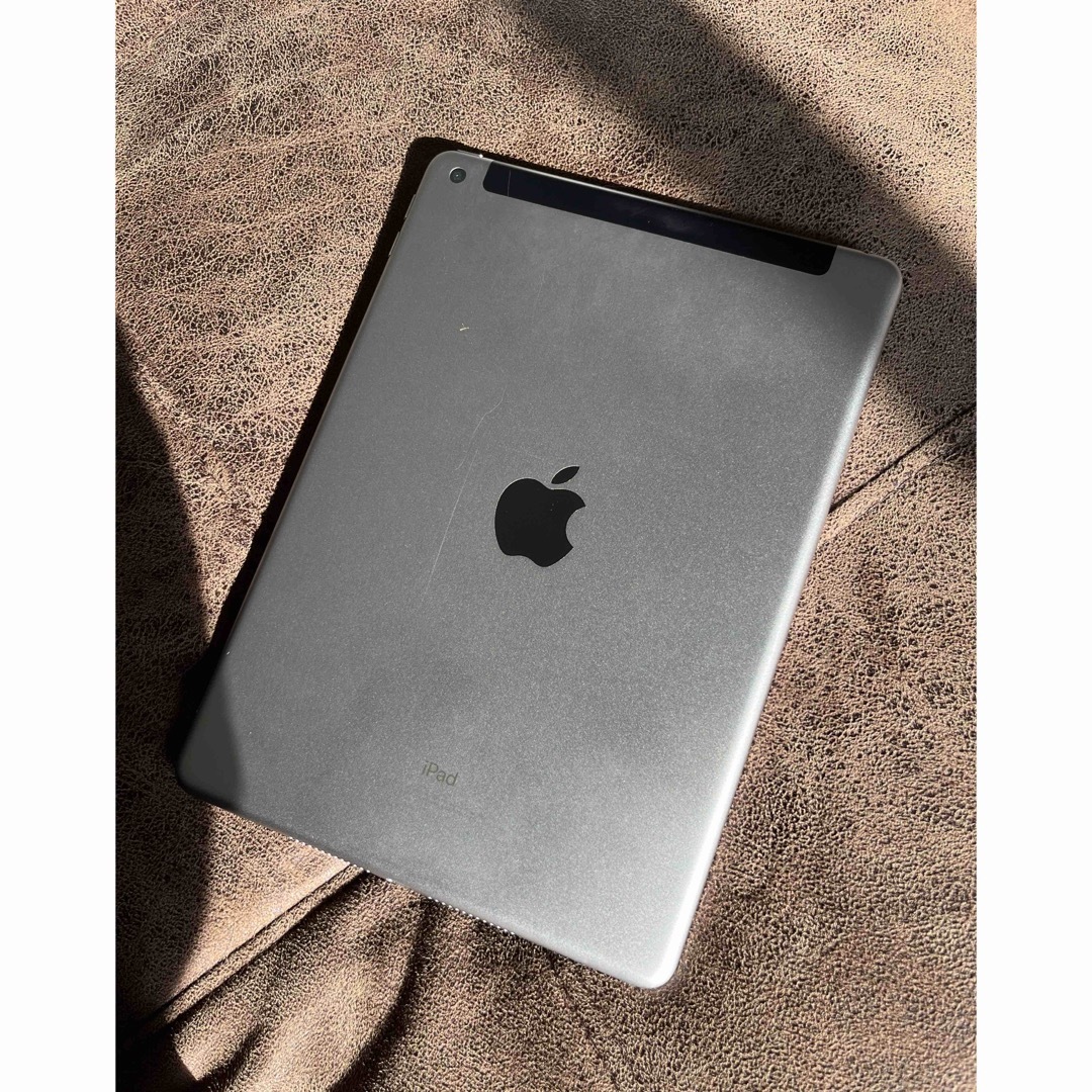 iPad(アイパッド)のiPad第6世代　32GB SIMロック解除済み スマホ/家電/カメラのPC/タブレット(タブレット)の商品写真