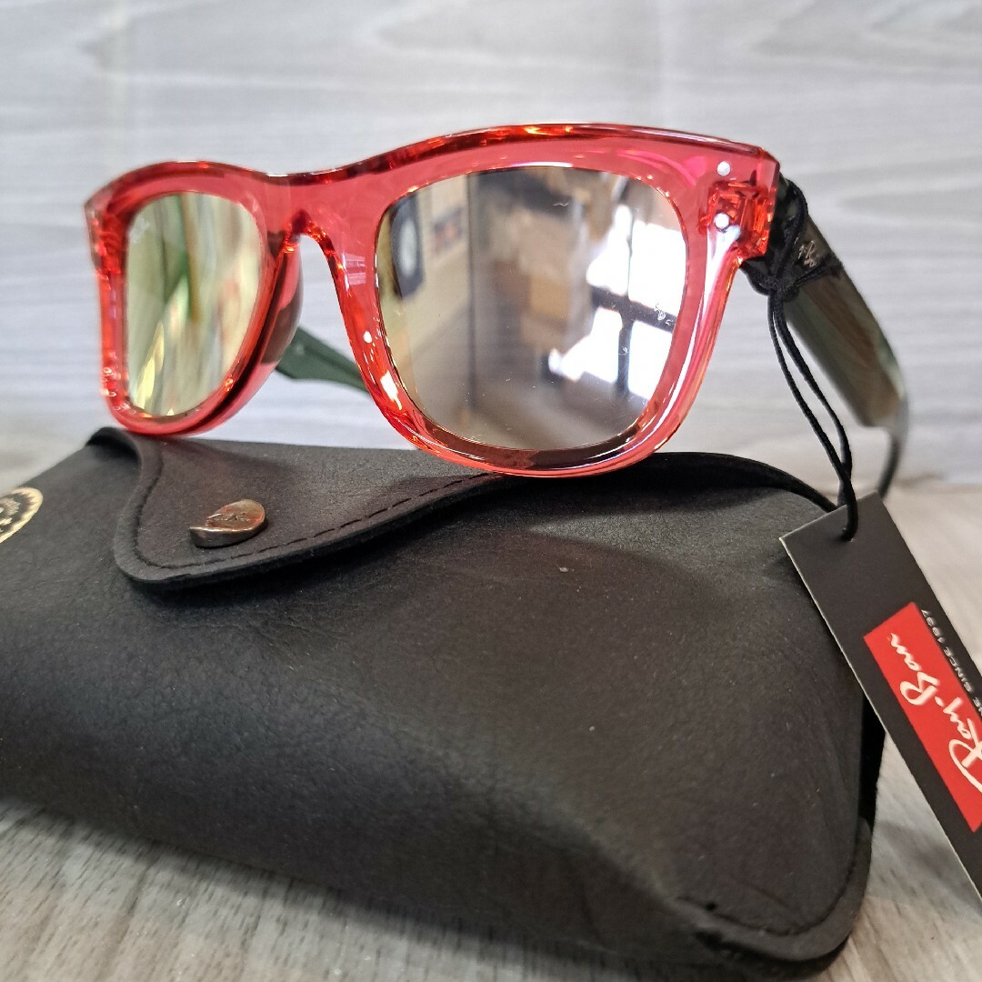 Ray-Ban(レイバン)の新型　レイバン　ウェイファーラー　リバース　ミラー　レッド メンズのファッション小物(サングラス/メガネ)の商品写真