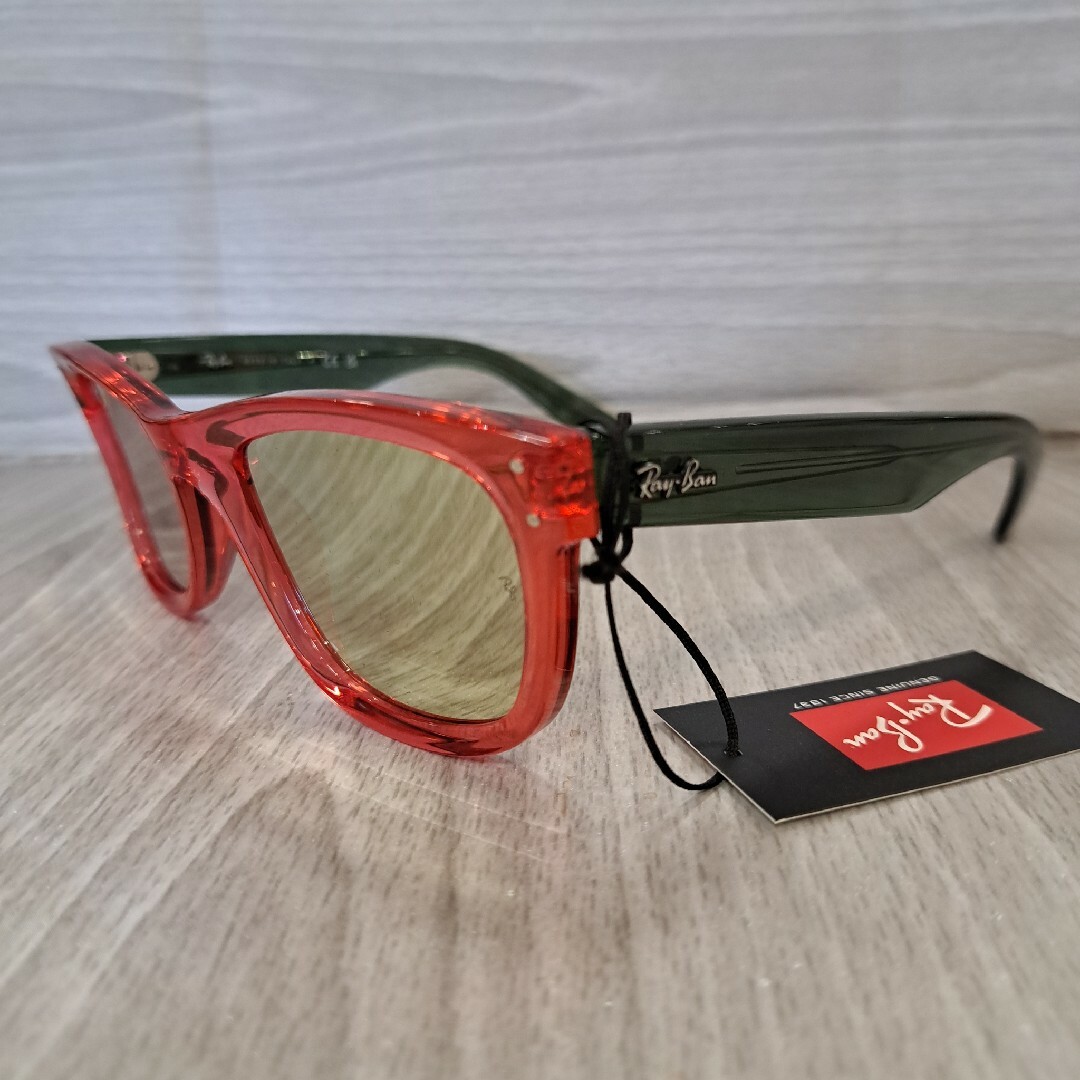 Ray-Ban(レイバン)の新型　レイバン　ウェイファーラー　リバース　ミラー　レッド メンズのファッション小物(サングラス/メガネ)の商品写真