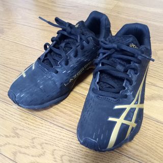 レーザービーム(LAZERBEAM（ASICS）)の22.5☆美品☆asics☆LAZERBEAM☆レーザービーム☆紐☆ブラック☆(スニーカー)