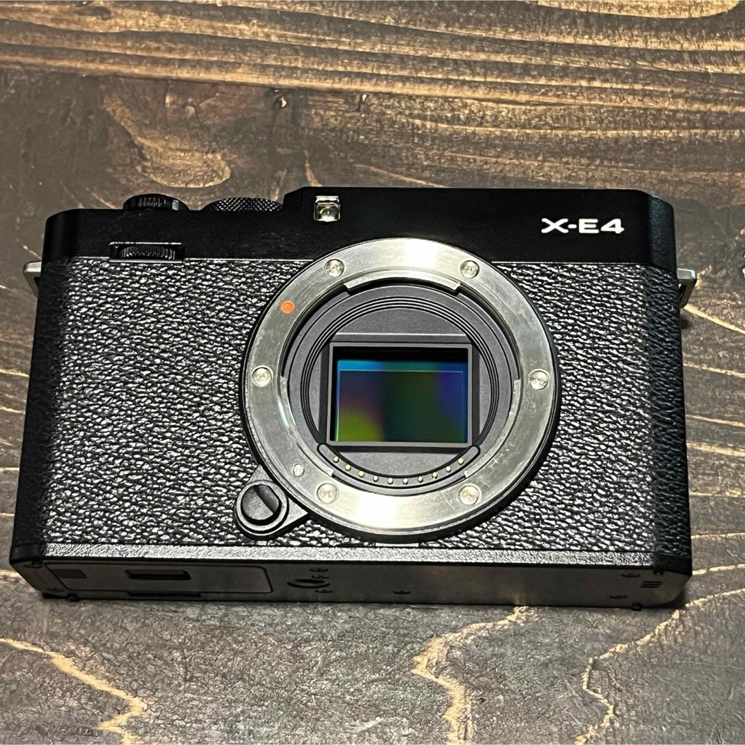 富士フイルム(フジフイルム)のFUJIFILM X-E4 ブラック (body)美品　オマケ付き スマホ/家電/カメラのカメラ(ミラーレス一眼)の商品写真