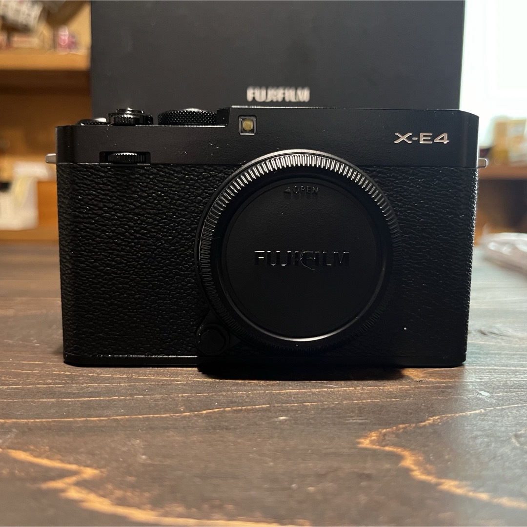 富士フイルム(フジフイルム)のFUJIFILM X-E4 ブラック (body)美品　オマケ付き スマホ/家電/カメラのカメラ(ミラーレス一眼)の商品写真