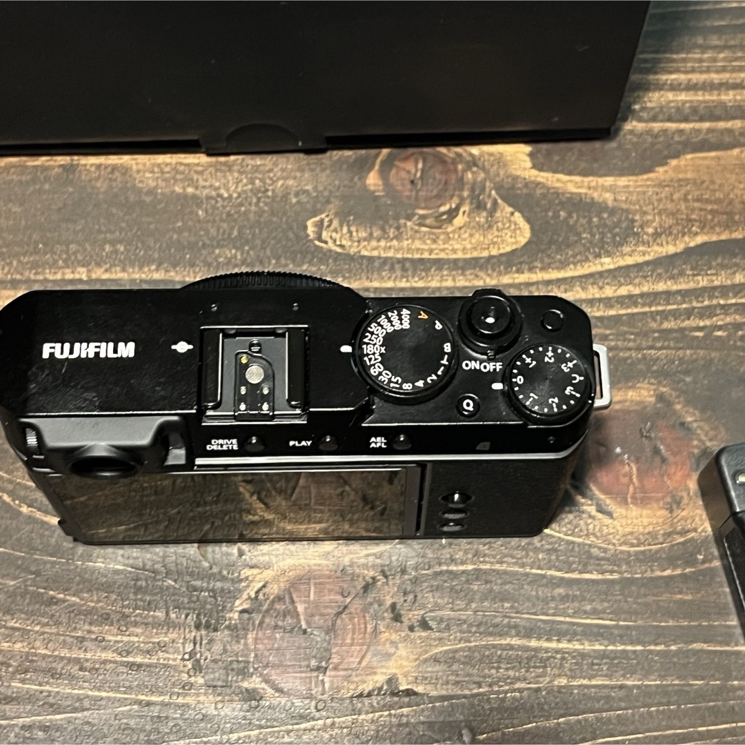 富士フイルム(フジフイルム)のFUJIFILM X-E4 ブラック (body)美品　オマケ付き スマホ/家電/カメラのカメラ(ミラーレス一眼)の商品写真
