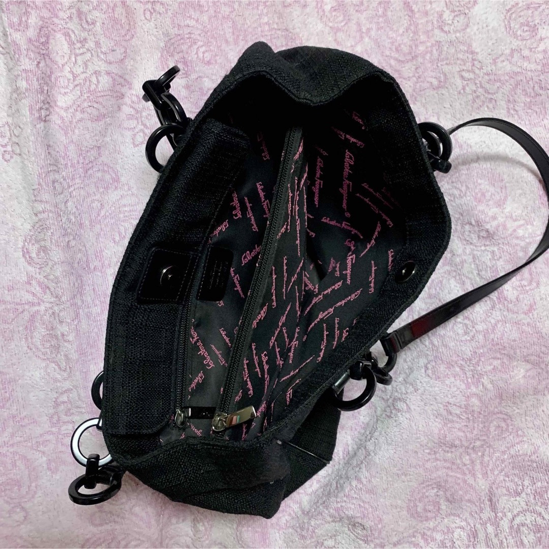 Salvatore Ferragamo(サルヴァトーレフェラガモ)の【Ferragamo】ガンチーニ ショルダーバッグ 黒 レディースのバッグ(ショルダーバッグ)の商品写真