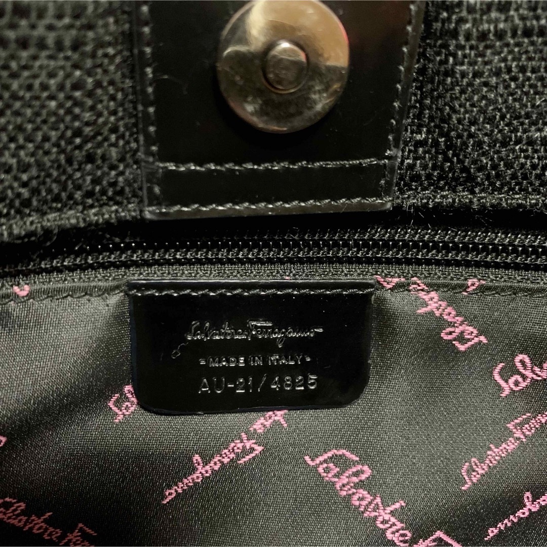 Salvatore Ferragamo(サルヴァトーレフェラガモ)の【Ferragamo】ガンチーニ ショルダーバッグ 黒 レディースのバッグ(ショルダーバッグ)の商品写真