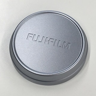 フジフイルム(富士フイルム)のFUJIFILM X100F 純正メタルレンズキャップ シルバー 美品(コンパクトデジタルカメラ)