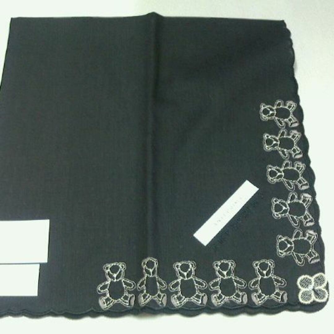 ANTEPRIMA(アンテプリマ)のアンテプリマ・ハンカチ（黒ｘクマちゃん） レディースのファッション小物(ハンカチ)の商品写真