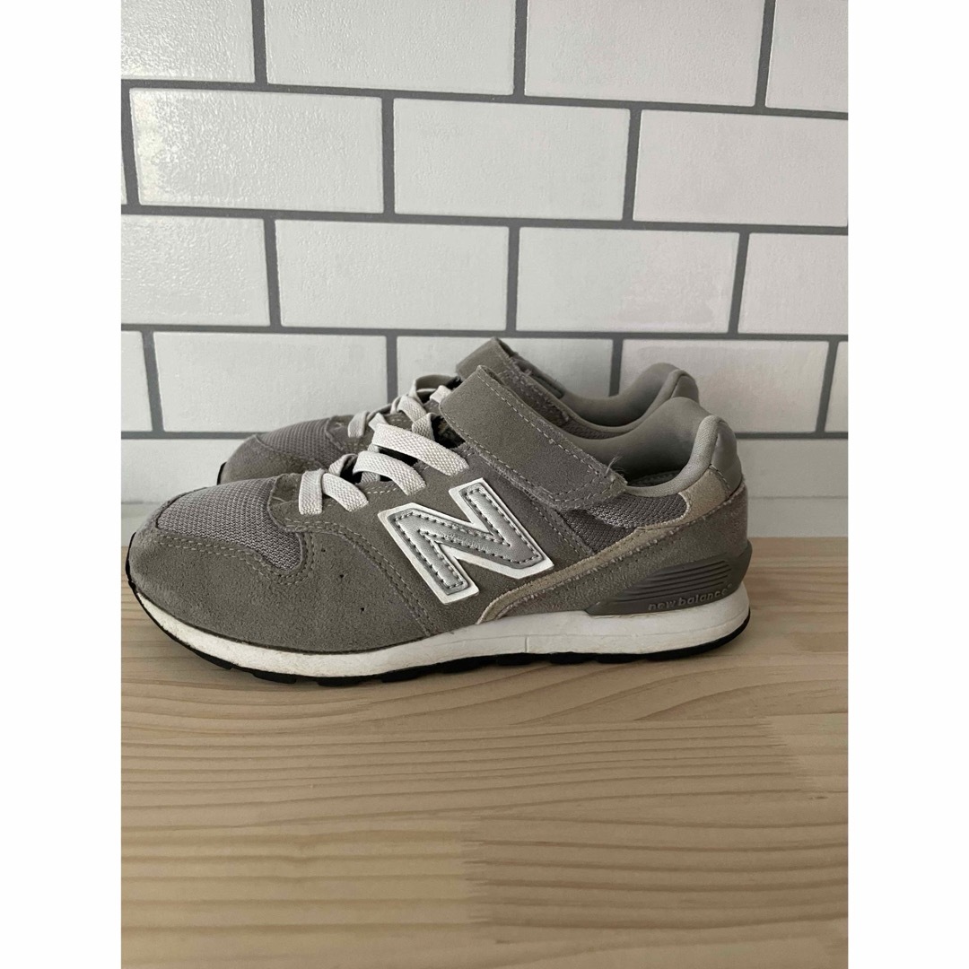 996（New Balance）(キュウキュウロク)のニューバランス　人気の996  グレー　キッズ  ２０サイズ キッズ/ベビー/マタニティのキッズ靴/シューズ(15cm~)(スニーカー)の商品写真