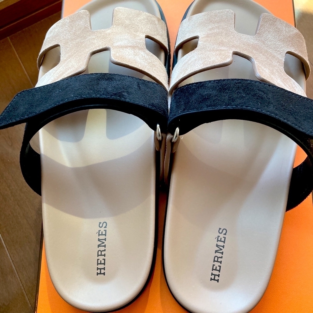 Hermes(エルメス)のHERMES サンダル　シプレ　レアカラー✨　ブラック✖️ピンク　37 レディースの靴/シューズ(サンダル)の商品写真