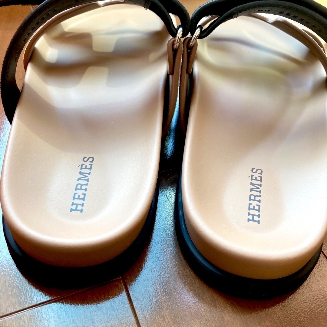 Hermes(エルメス)のHERMES サンダル　シプレ　レアカラー✨　ブラック✖️ピンク　37 レディースの靴/シューズ(サンダル)の商品写真