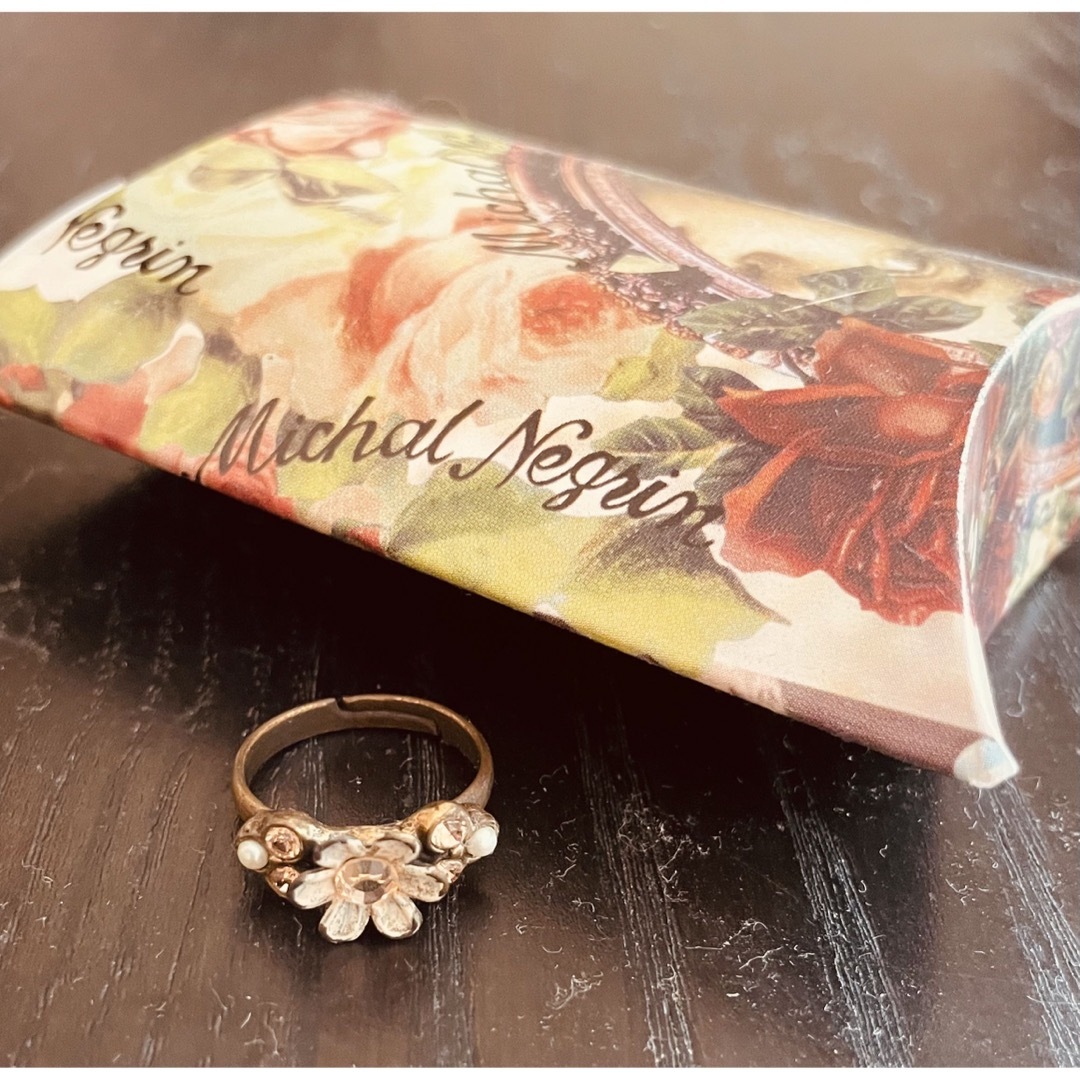 Michal Negrin(ミハエルネグリン)のミハエルネグリン  リング　花モチーフ　パールベージュ レディースのアクセサリー(リング(指輪))の商品写真