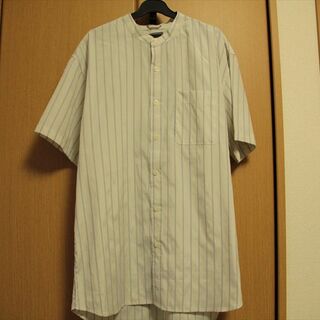 シマムラ(しまむら)のバンドカラー 綿混 イージーケアシャツ ストライプ 半袖シャツ 薄灰系 М(シャツ)