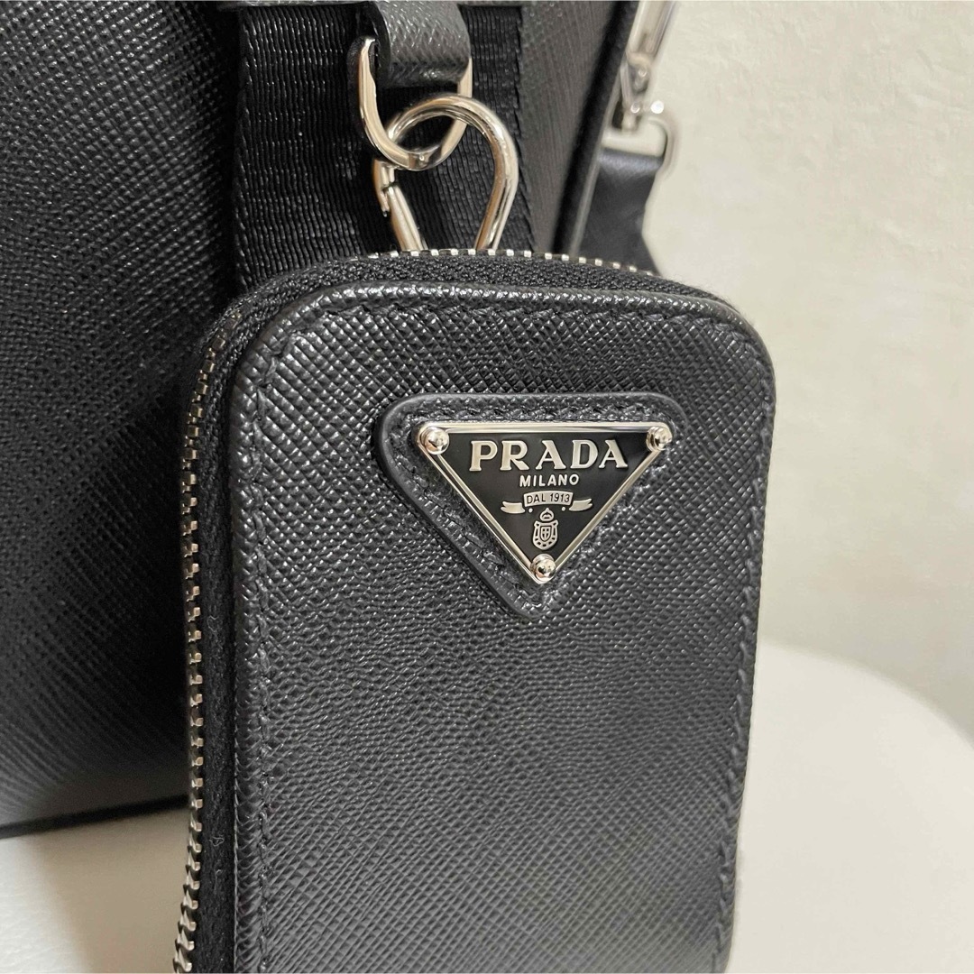 【美品】PRADA プラダ 2VH113 サフィアーノレザー 三角プレート