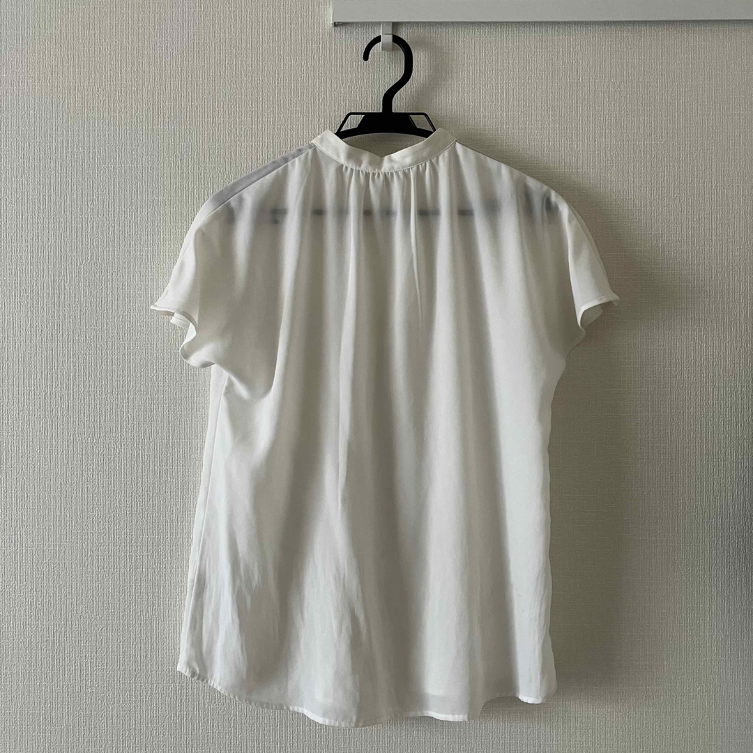 GU(ジーユー)の［12/31まで特別価格］ GU ドレープカラーシャツ　ブラウス　ホワイト　 レディースのトップス(シャツ/ブラウス(半袖/袖なし))の商品写真