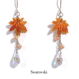 スワロフスキー(SWAROVSKI)の紅葉×輝く スワロフスキーピアス・イヤリング　★カラーお選び頂けます★(ピアス)