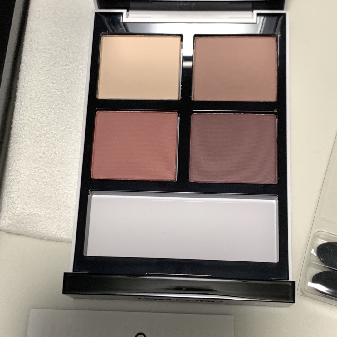 TOM FORD BEAUTY(トムフォードビューティ)のトム フォード ビューティ アイ カラー クォード / 01R ローズ ティーズ コスメ/美容のベースメイク/化粧品(アイシャドウ)の商品写真