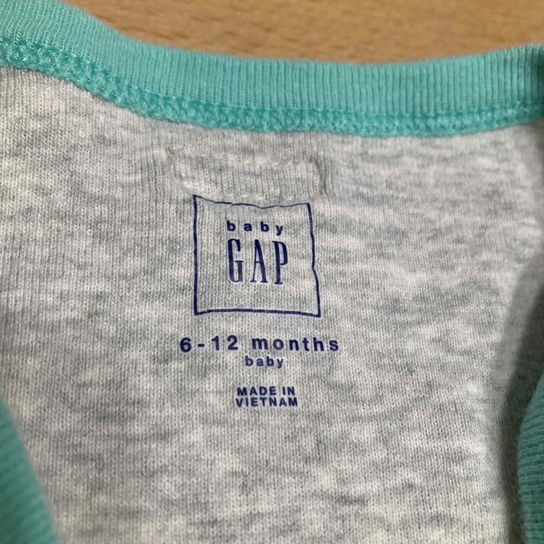 babyGAP(ベビーギャップ)のbaby GAP バイカラーロンパース　70サイズ キッズ/ベビー/マタニティのベビー服(~85cm)(ロンパース)の商品写真