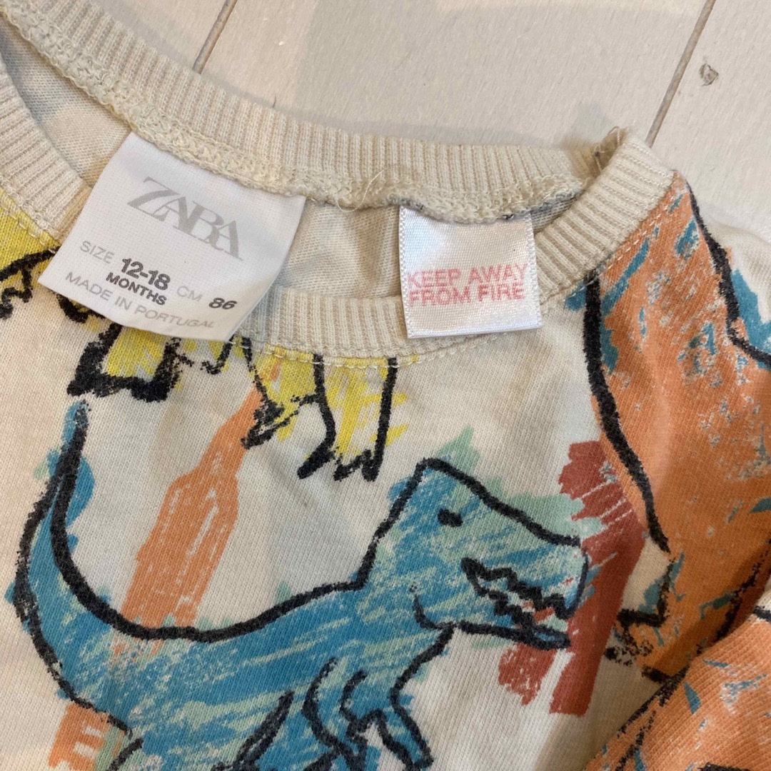 ZARA KIDS(ザラキッズ)のZARA 長袖　シャツ　ロンT 恐竜　80 キッズ/ベビー/マタニティのベビー服(~85cm)(シャツ/カットソー)の商品写真