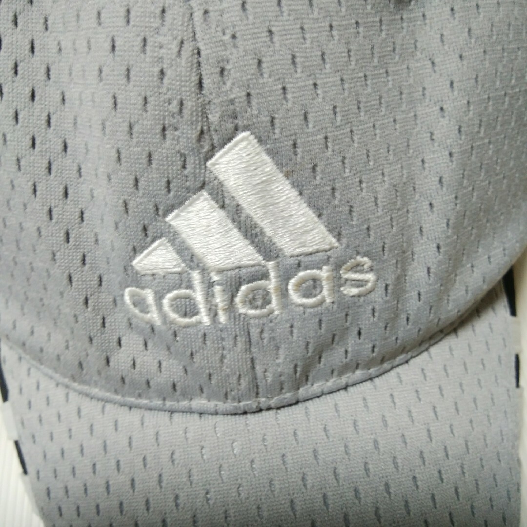 adidas(アディダス)の値下げ！adidas　キャップ　フリーサイズ(59-62cm）グレー　メッシュ メンズの帽子(その他)の商品写真