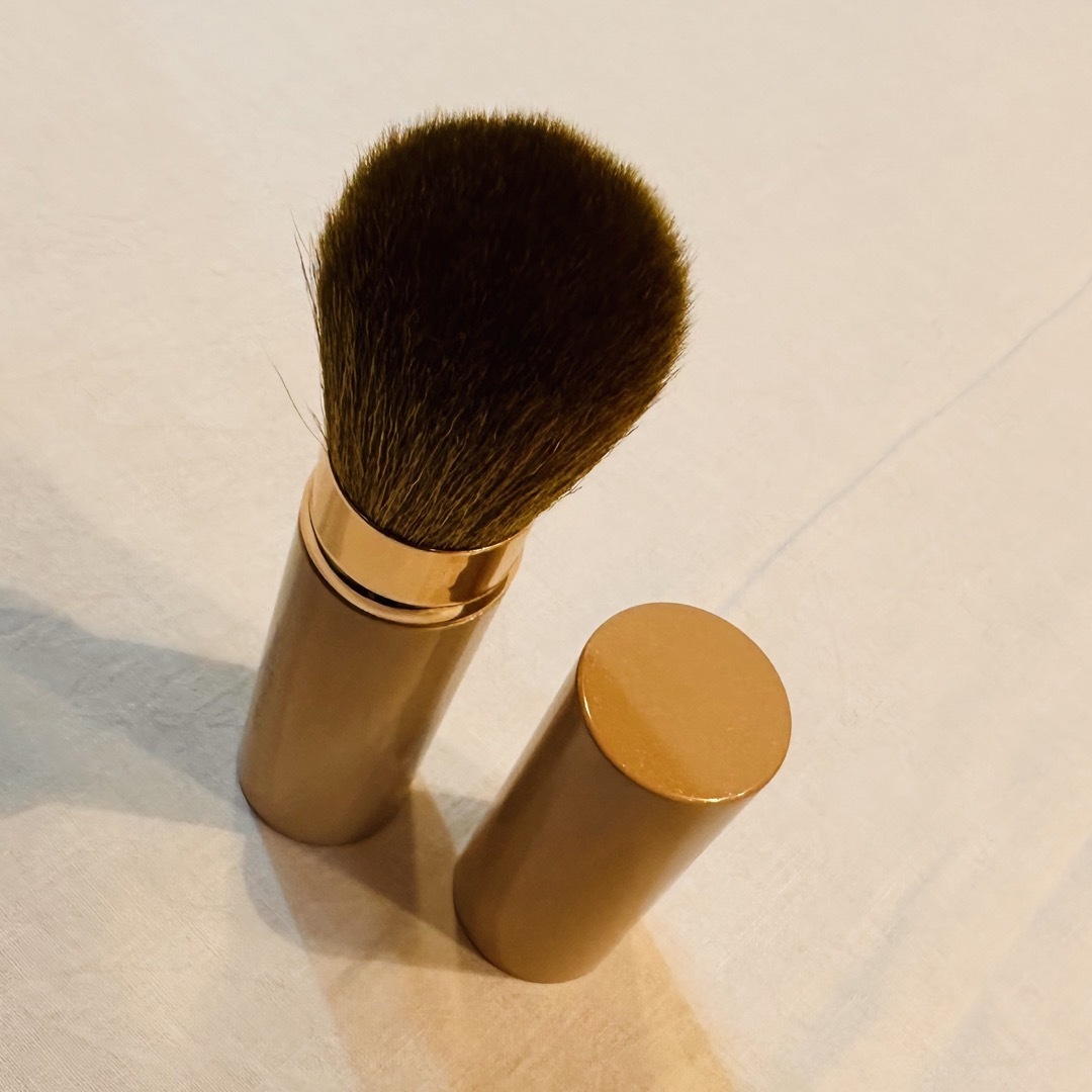 bareMinerals(ベアミネラル)のベアミネラル　携帯用　フローレス　フェイス　ブラシ　新品未使用品 コスメ/美容のメイク道具/ケアグッズ(チーク/フェイスブラシ)の商品写真