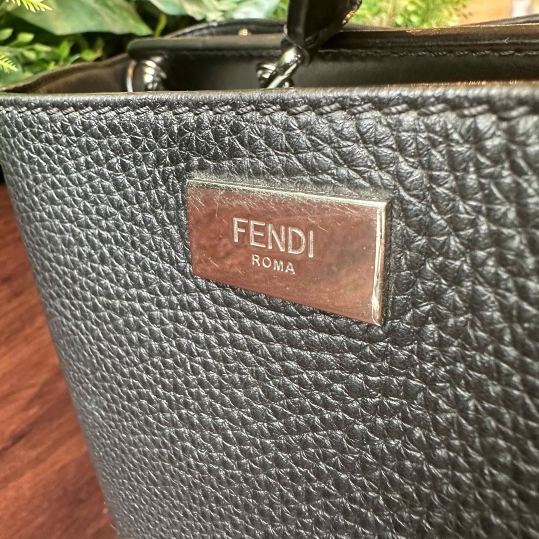 FENDI ピーカブー　アイコニック　エッセンシャル　ビジネスバッグ　2WAY