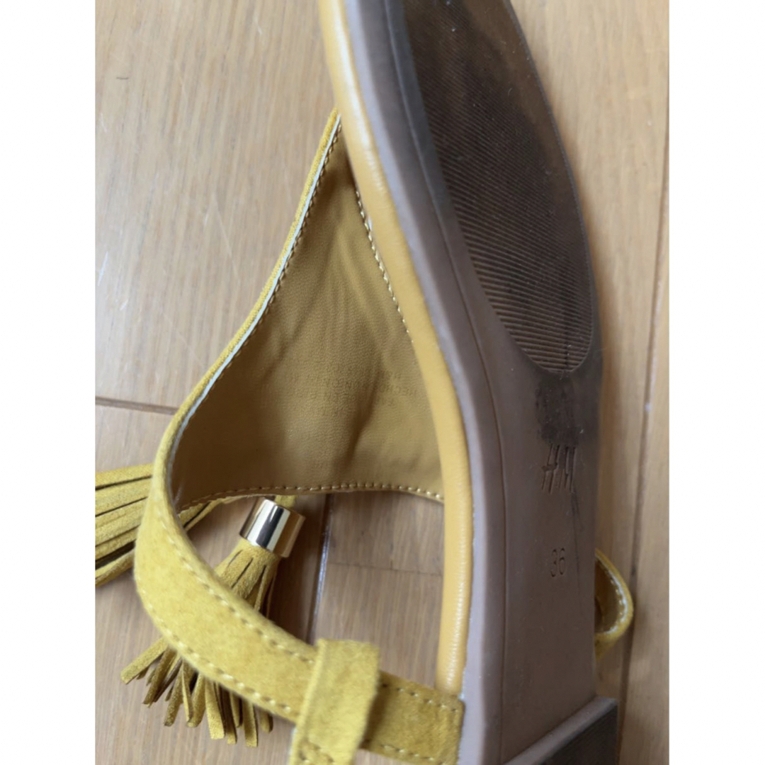 H&M(エイチアンドエム)のH&M  レディース  フラットサンダル  フリンジ付き  イエロー レディースの靴/シューズ(サンダル)の商品写真