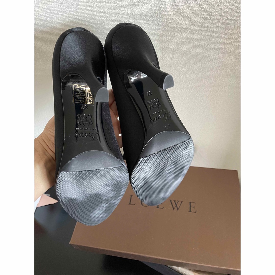 LOEWE(ロエベ)のロエベ  靴　サテン　黒　パンプス　37 レディースの靴/シューズ(ハイヒール/パンプス)の商品写真