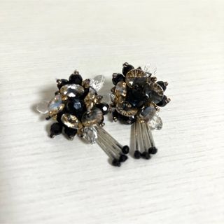 リエンダ(rienda)のrienda ビーズ ピアス 花 黒(ピアス)