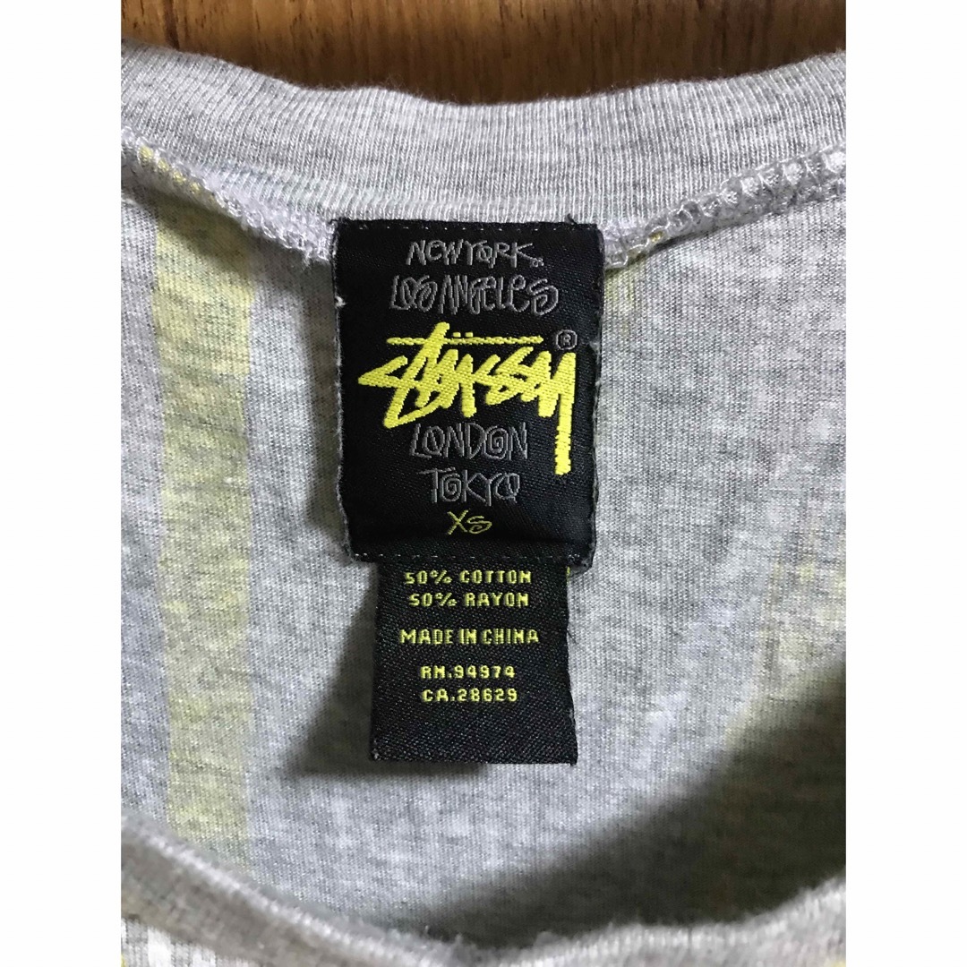 STUSSY(ステューシー)のstussy カットソー tシャツ イエロー グレー　美品　黒タグ レディースのトップス(Tシャツ(半袖/袖なし))の商品写真