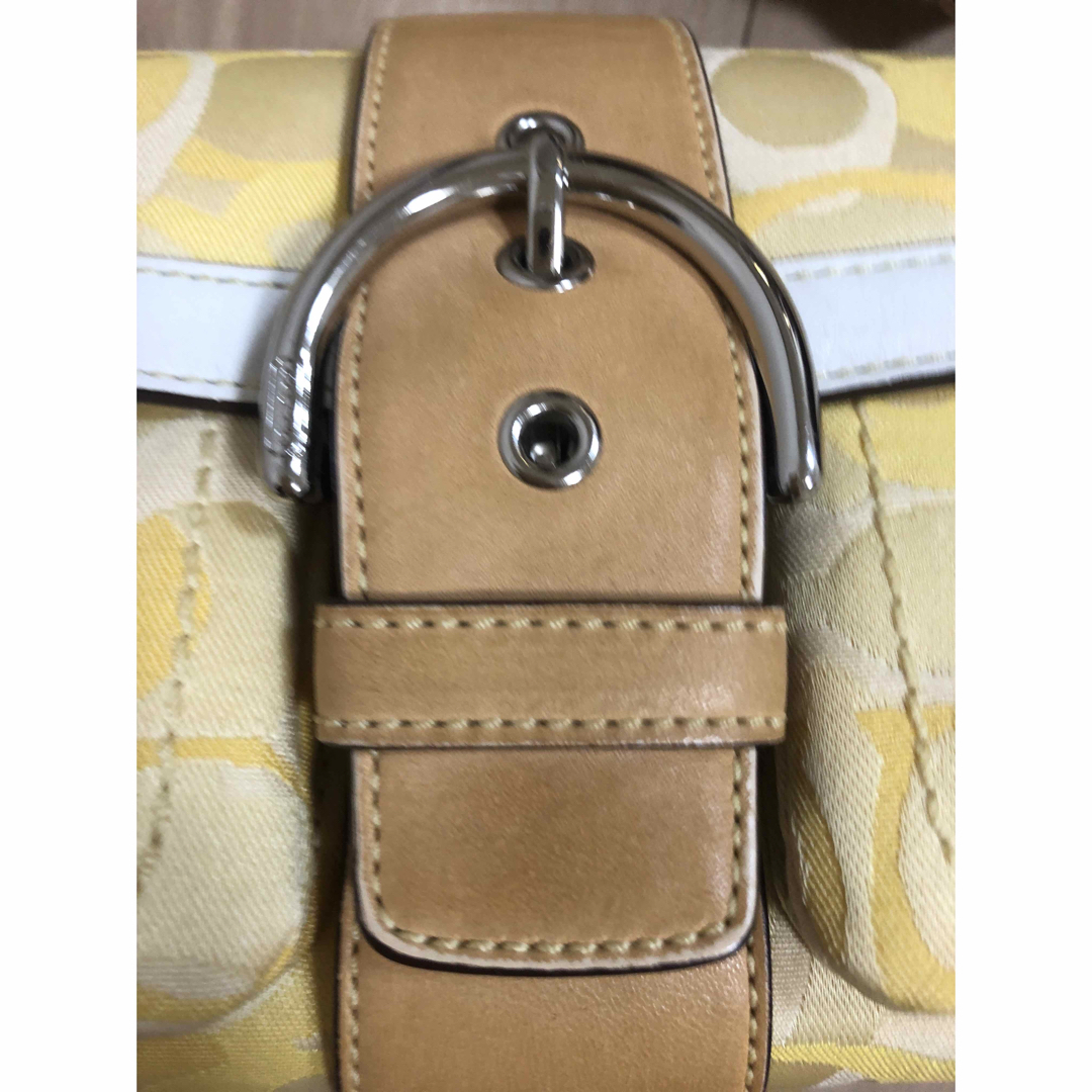 COACH(コーチ)のコーチ　黄色　シグネチャー　ショルダーバッグ レディースのバッグ(ショルダーバッグ)の商品写真