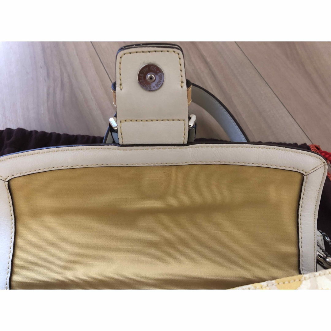 COACH(コーチ)のコーチ　黄色　シグネチャー　ショルダーバッグ レディースのバッグ(ショルダーバッグ)の商品写真