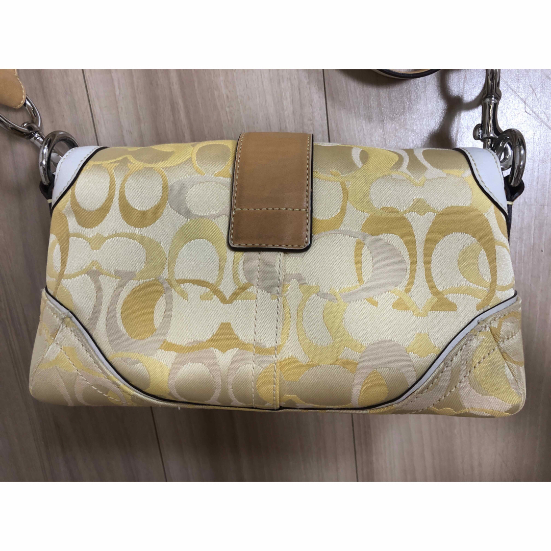 COACH(コーチ)のコーチ　黄色　シグネチャー　ショルダーバッグ レディースのバッグ(ショルダーバッグ)の商品写真