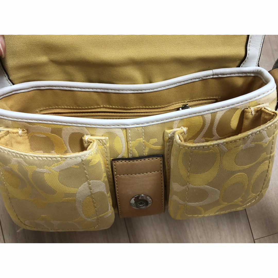 COACH(コーチ)のコーチ　黄色　シグネチャー　ショルダーバッグ レディースのバッグ(ショルダーバッグ)の商品写真