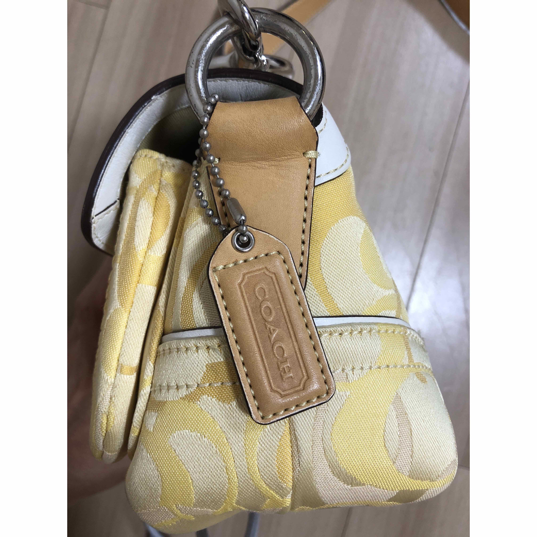 COACH(コーチ)のコーチ　黄色　シグネチャー　ショルダーバッグ レディースのバッグ(ショルダーバッグ)の商品写真