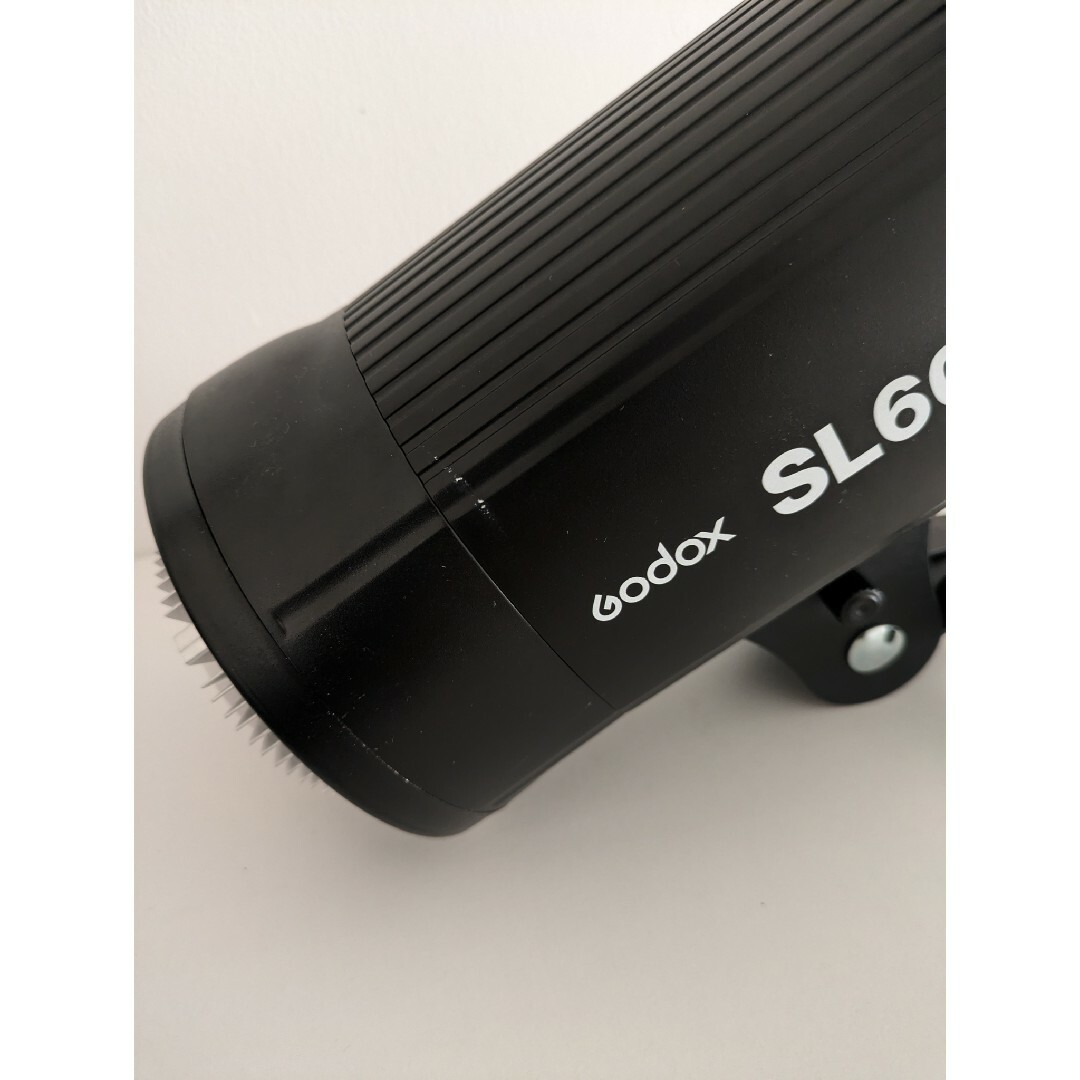 [本体]godox SL60w ポータブルLEDビデオライト スマホ/家電/カメラのカメラ(ストロボ/照明)の商品写真