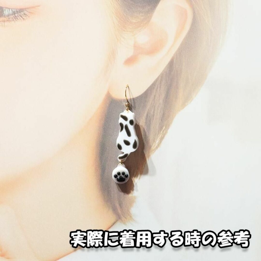 ピアス モノトーン ぶち模様 にゃんこ 猫 レジン 金属アレルギー対応 可愛い ハンドメイドのアクセサリー(ピアス)の商品写真