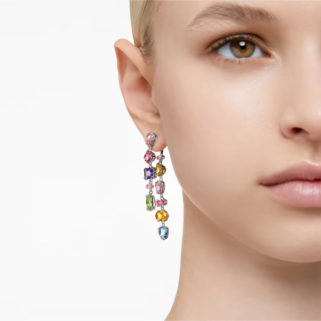 SWAROVSKI - スワロフスキー gema ピアス＋アディクションチークの通販 ...