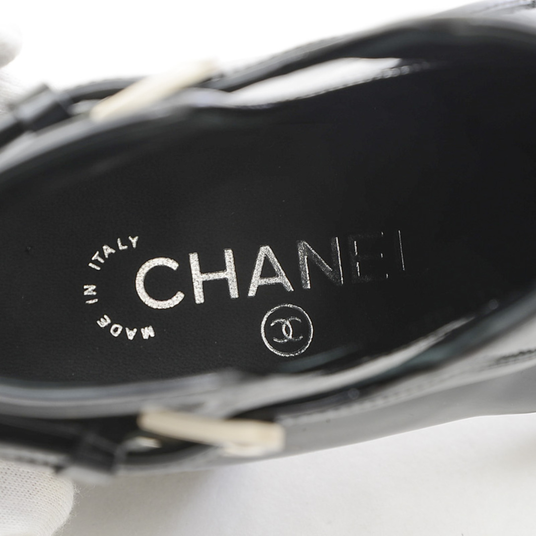 CHANEL(シャネル)のシャネル ショートブーツ エナメル ブラック G29581 #37.5C レディースの靴/シューズ(ブーツ)の商品写真