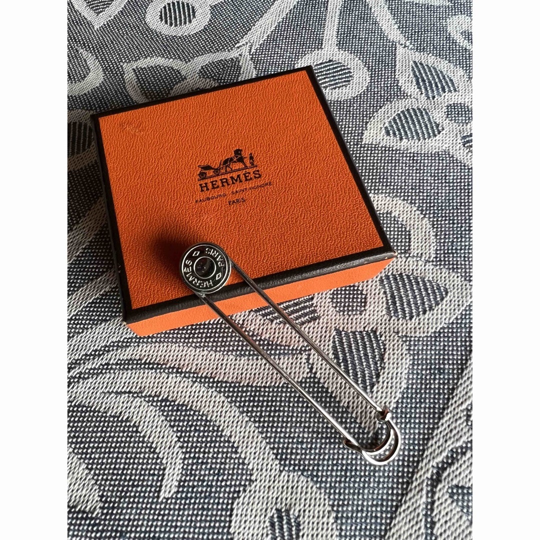 エルメス HERMES セリエ ピンブローチ 安全ピン ブローチ/コサージュ エルメス HERMES セリエ ピンブローチ 安全ピン ブローチ/コサージュ