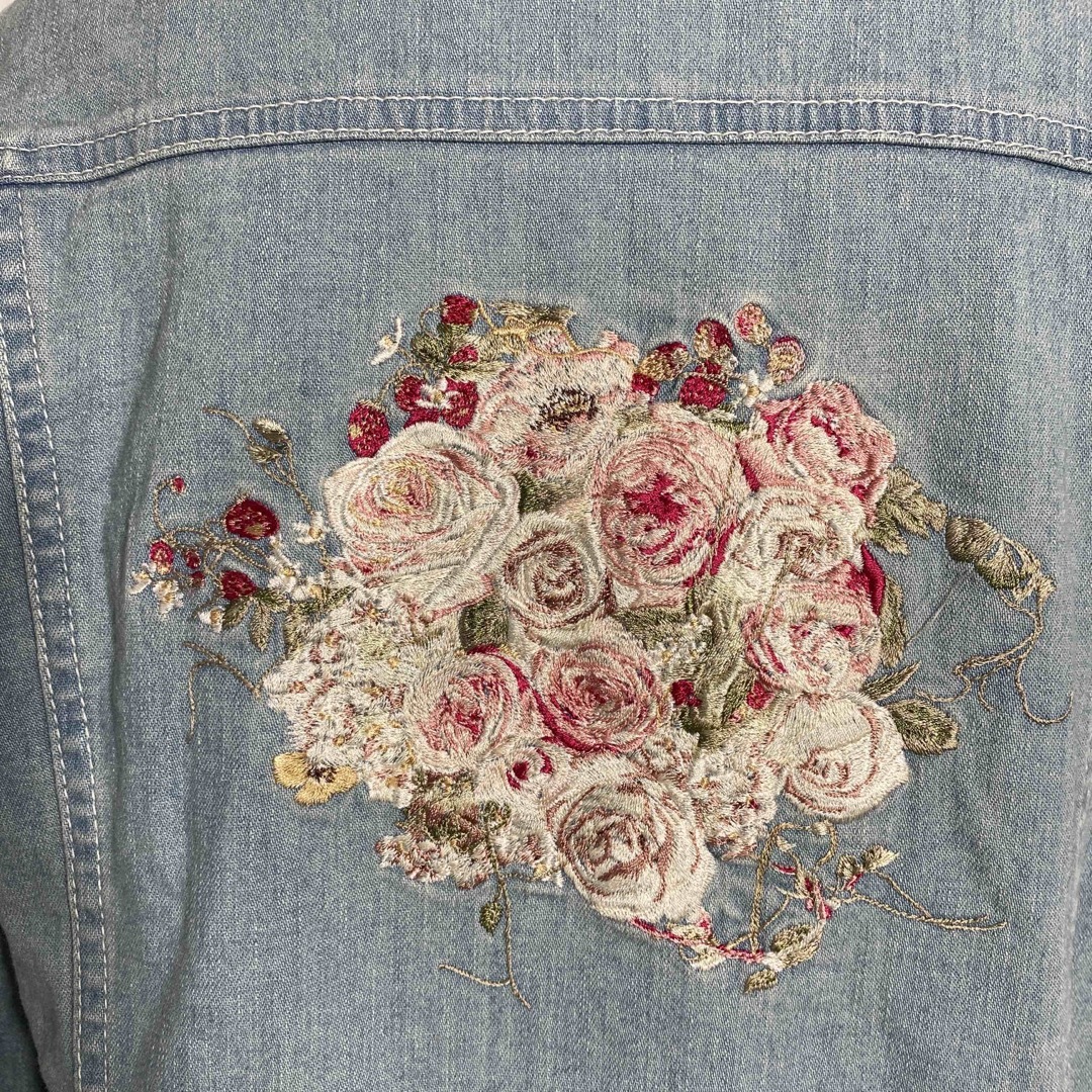 PINK HOUSE(ピンクハウス)のピンクハウス　薔薇ブーケ刺繍入り　シャツジャケット　普段使いのオシャレに🩵 レディースのトップス(シャツ/ブラウス(長袖/七分))の商品写真