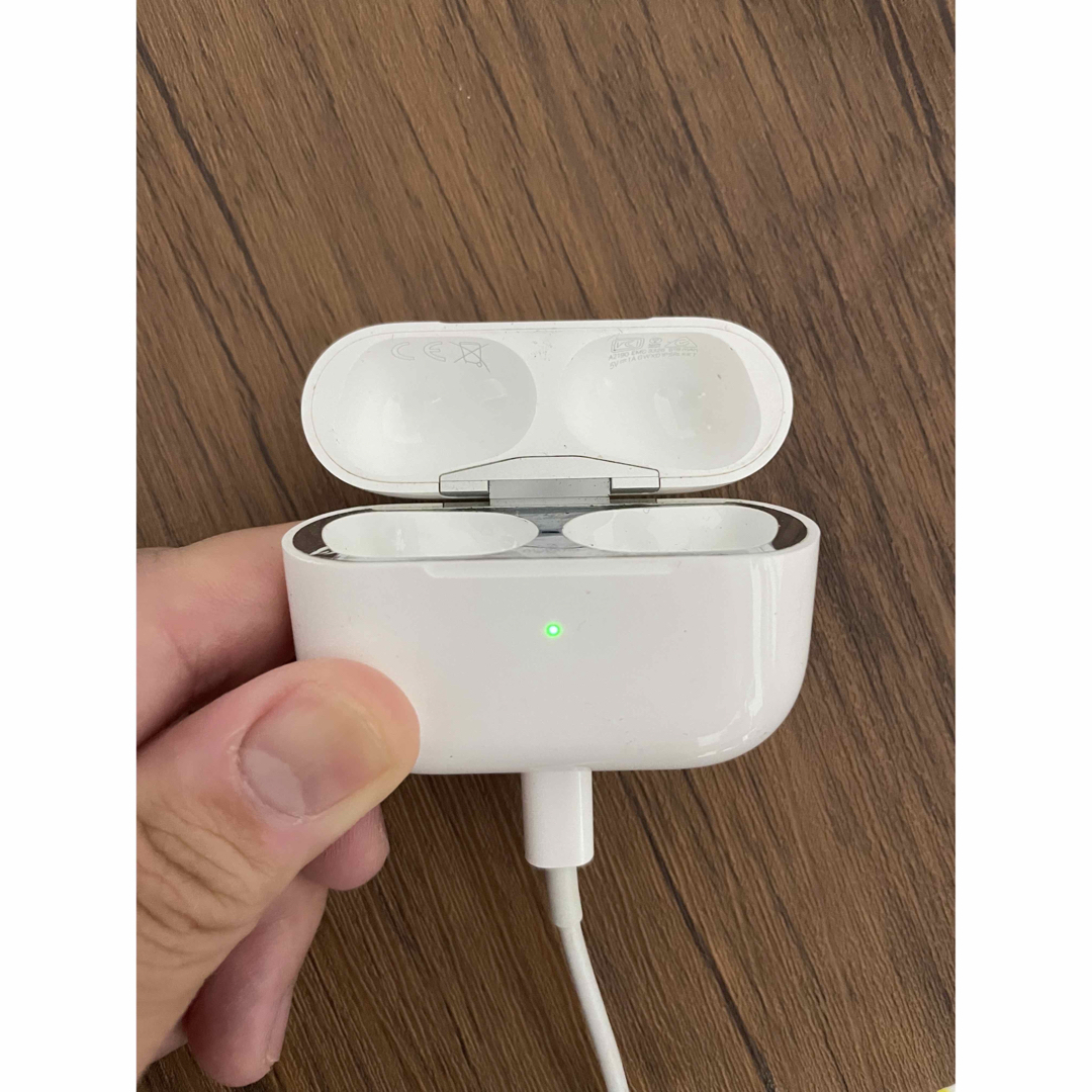 Apple(アップル)のAirPods pro 第1世代　充電器のみ スマホ/家電/カメラのオーディオ機器(ヘッドフォン/イヤフォン)の商品写真