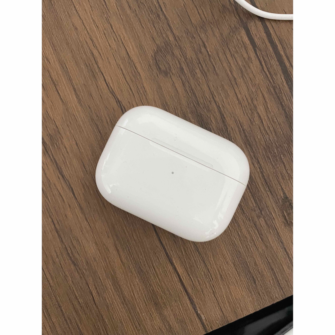 Apple(アップル)のAirPods pro 第1世代　充電器のみ スマホ/家電/カメラのオーディオ機器(ヘッドフォン/イヤフォン)の商品写真