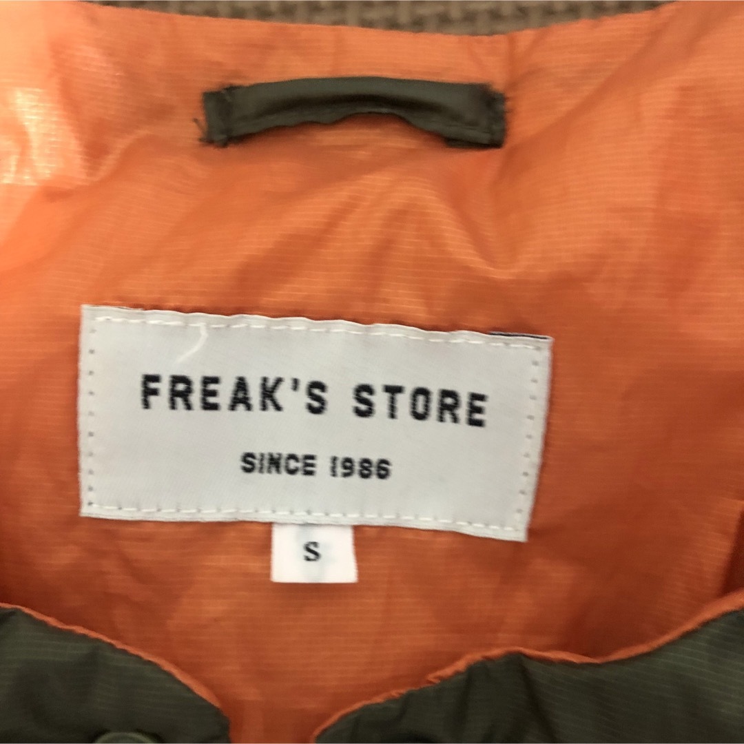 FREAK'S STORE(フリークスストア)のFREAK’S STORE フリークスストア　ナイロンベスト　Sサイズ カーキ メンズのジャケット/アウター(ナイロンジャケット)の商品写真