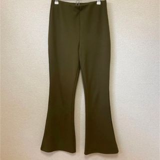 エイチアンドエム(H&M)のH &M カーキフレアパンツ(カジュアルパンツ)