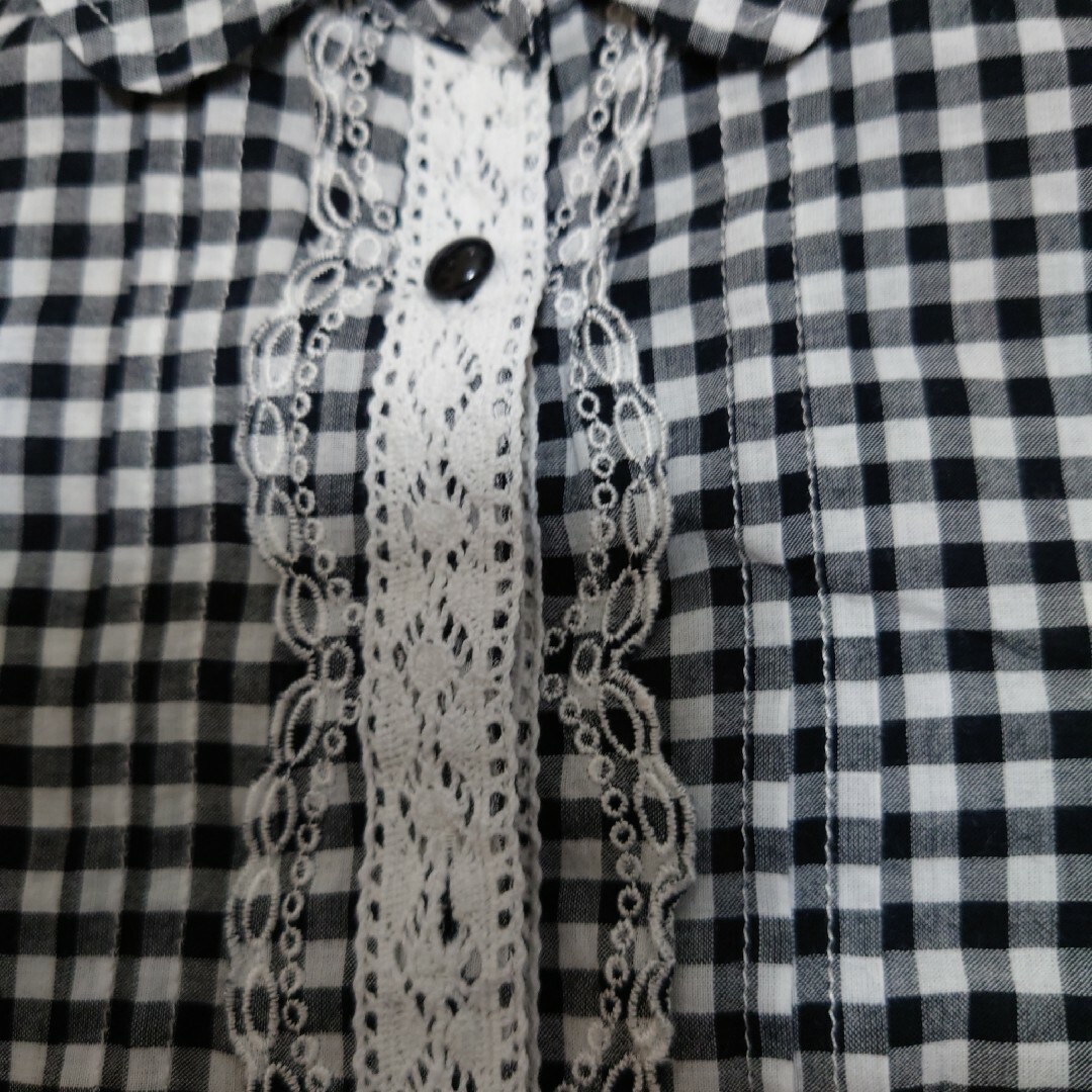 袖スカラップ刺繍　シャツ　Mサイズ レディースのトップス(シャツ/ブラウス(半袖/袖なし))の商品写真