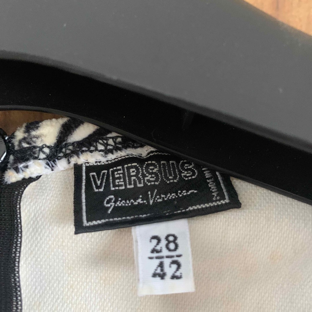 VERSUS(ヴェルサス)のヴェルサス レディースのワンピース(ひざ丈ワンピース)の商品写真