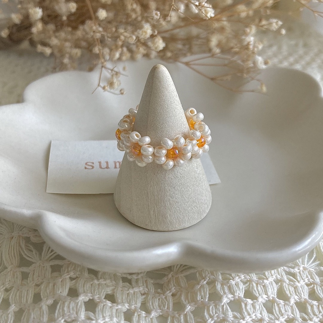 ビーズリング￤orange ivory ♡ ハンドメイド 指輪 フラワーリング ハンドメイドのアクセサリー(リング)の商品写真